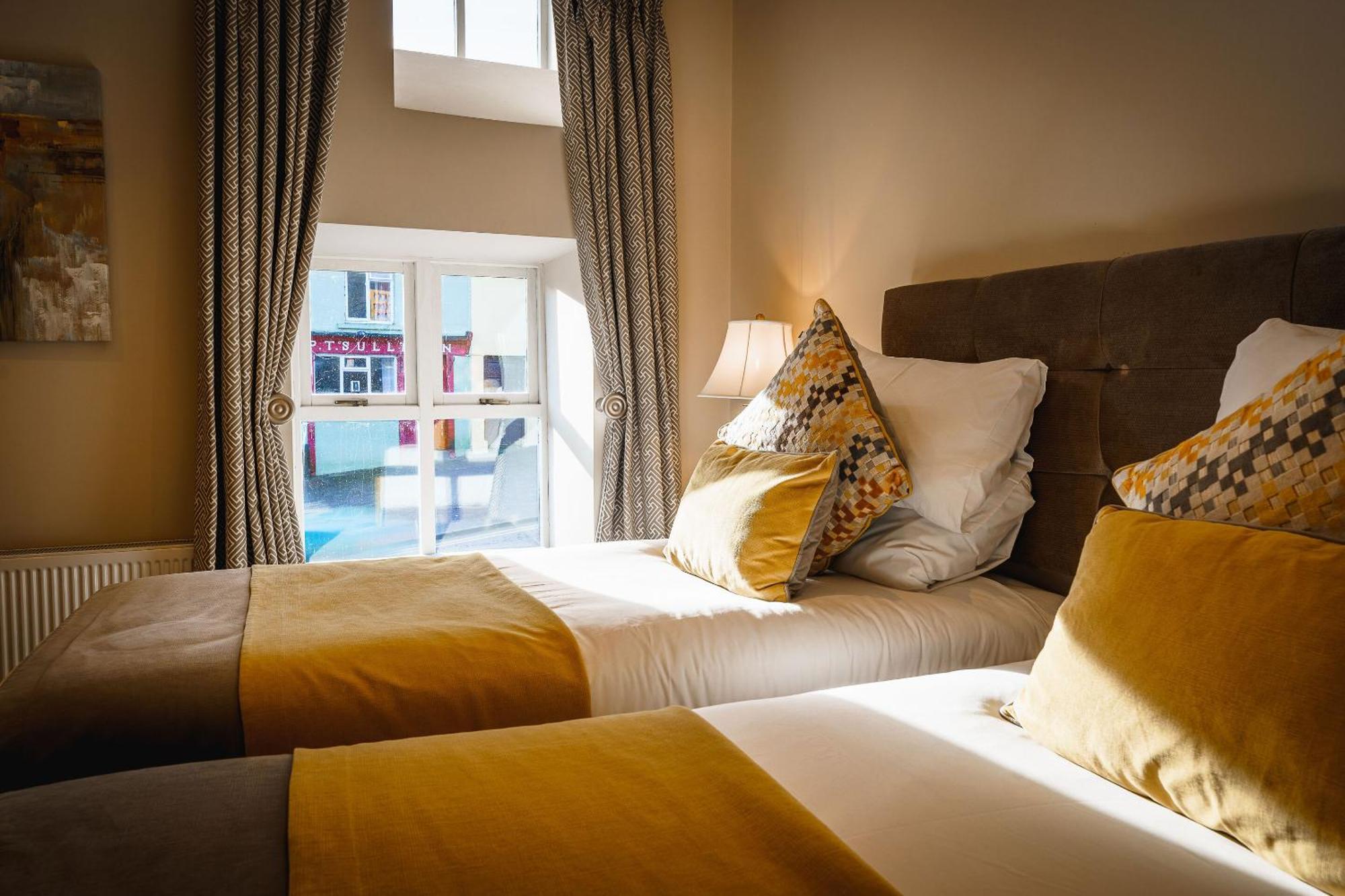Kingston'S Townhouse Hotel Килорглин Стая снимка